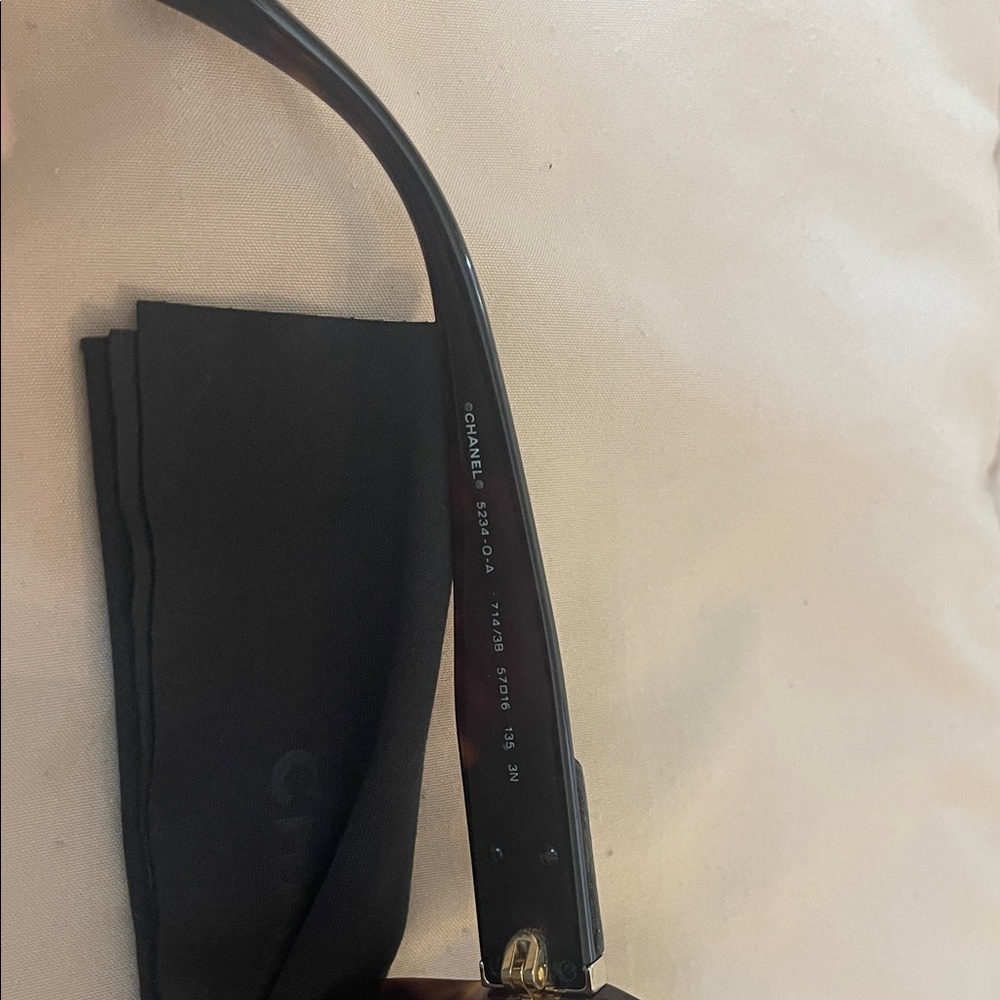 Authentic CHANEL CC Black and Brown Tortoiseshell Sunglasses with Case and Cloth - Picture 8 of 16
